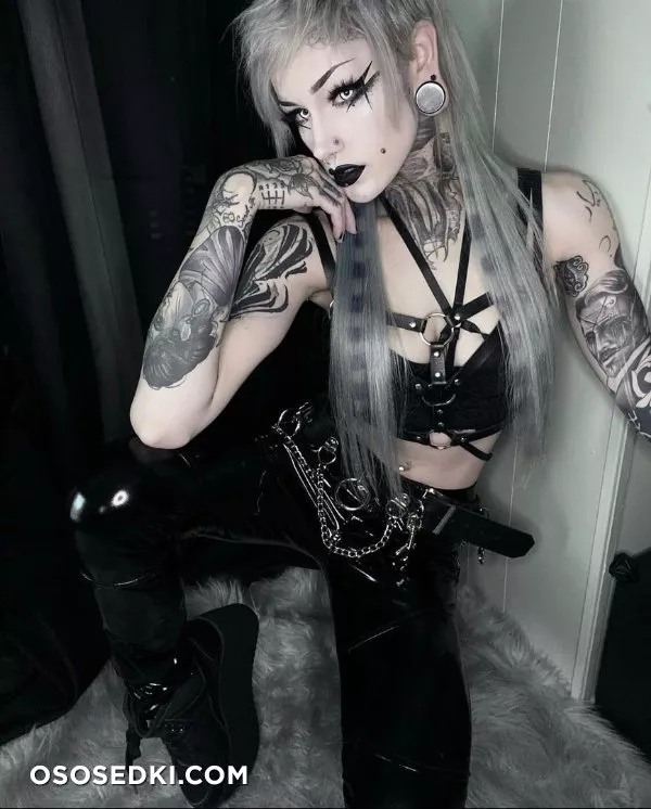 Beautiful Women from the Dark Side - 100